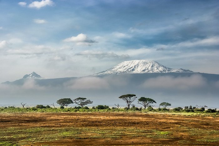 Monte Kilimanjaro, nevado en un día soleado.