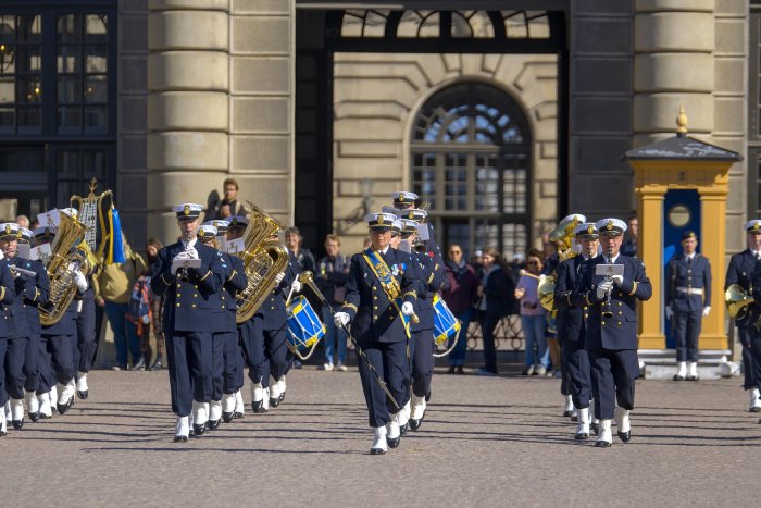 Una banda de música toca frente a un castillo en Estocolmo, Suecia.