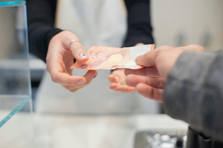 ¿Se aceptan en todas partes las propinas, la puntualidad y sonarse la nariz en público?