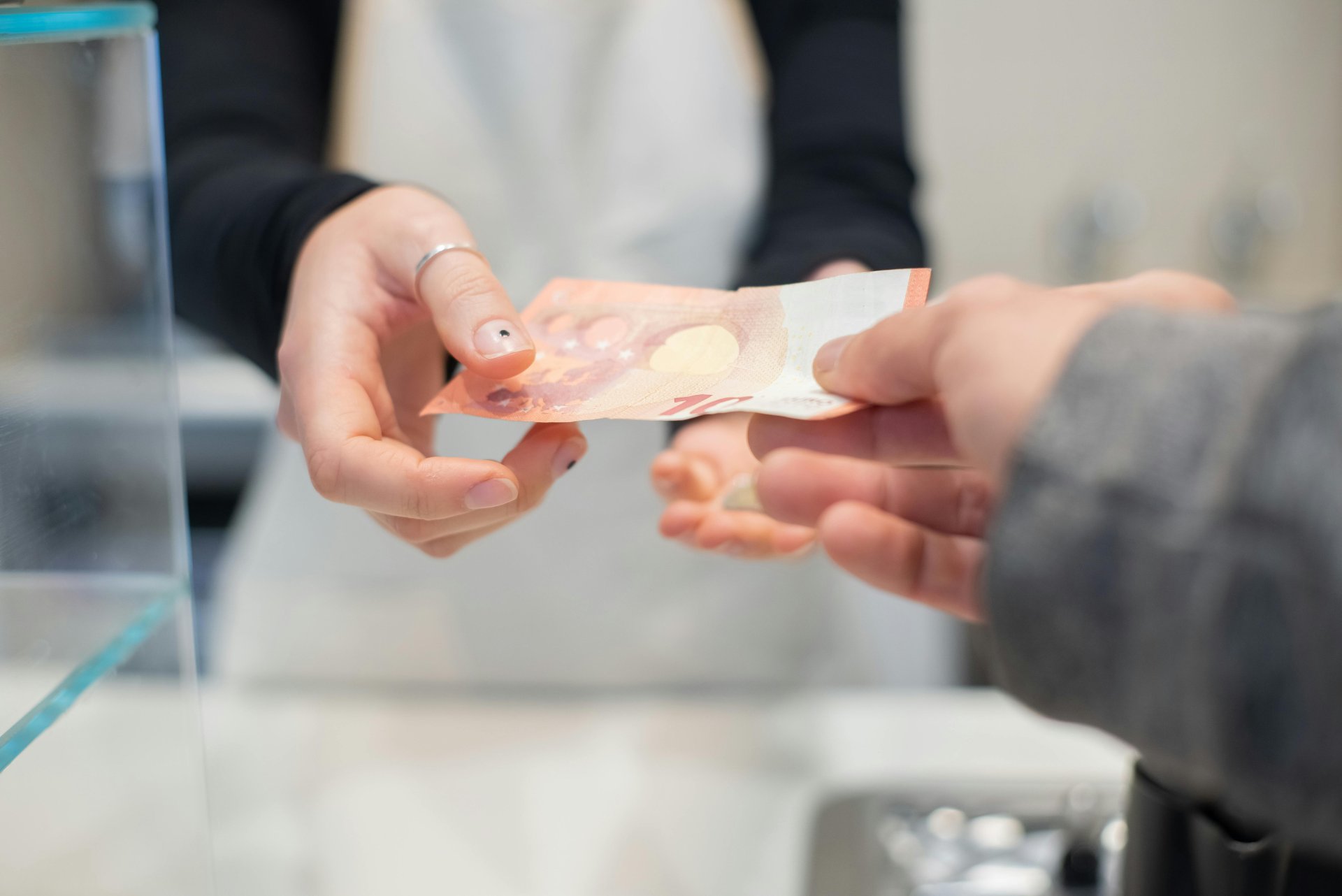 Are Tipping, Punctuality and Public Nose Blowing Accepted Everywhere?